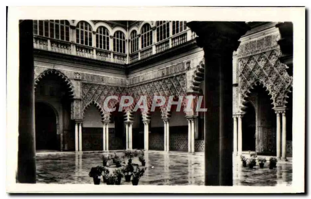 Sevilla — Königlicher Alcázar: Hof der jungen Frauen — Hof der jungen Frauen - Vorderseite