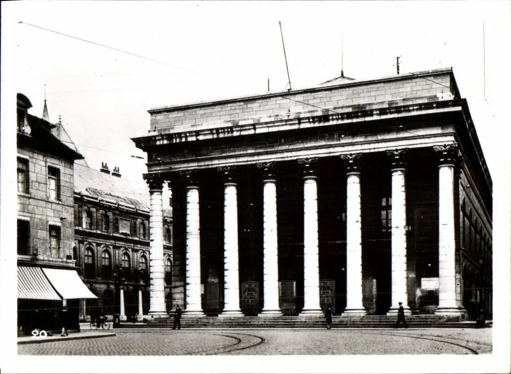 Edifício com colunas — Praça da Bourse, Strasbourg - Frente