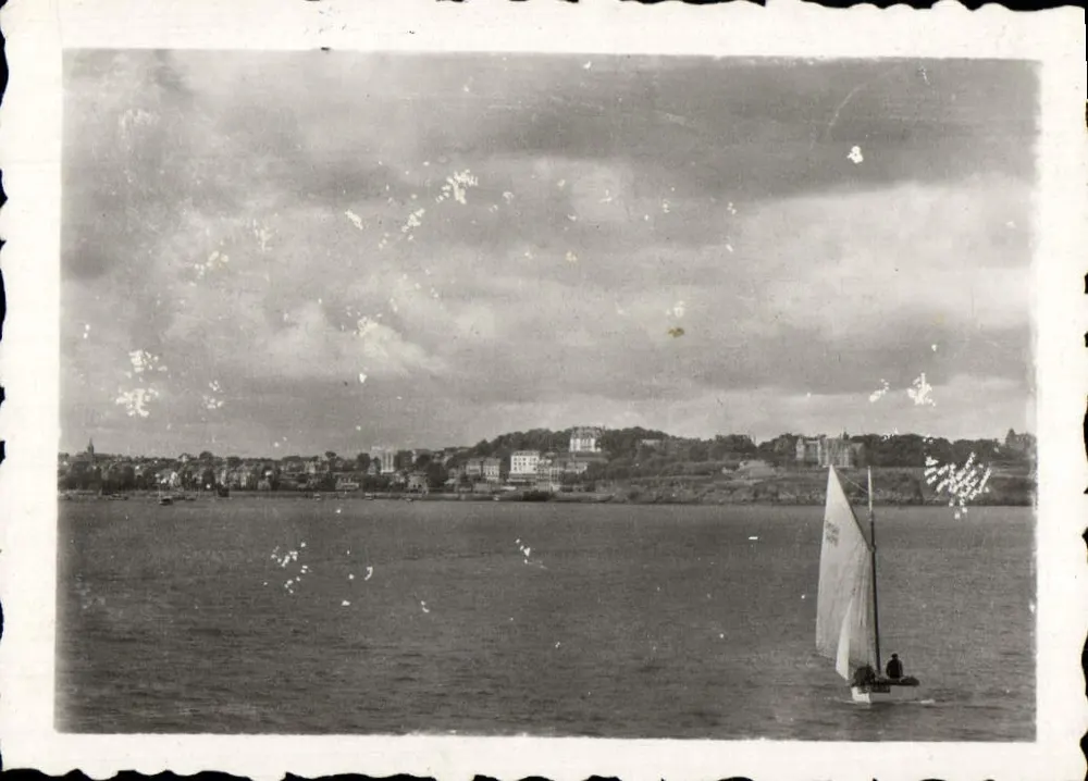 Dinard vu des remparts — vue panoramique sur la baie avec voile — éditeur non imprimé - Frente