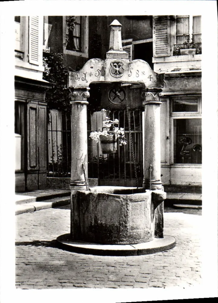 Colmar - Place des Dominicains — Poço de 1584 - Frente