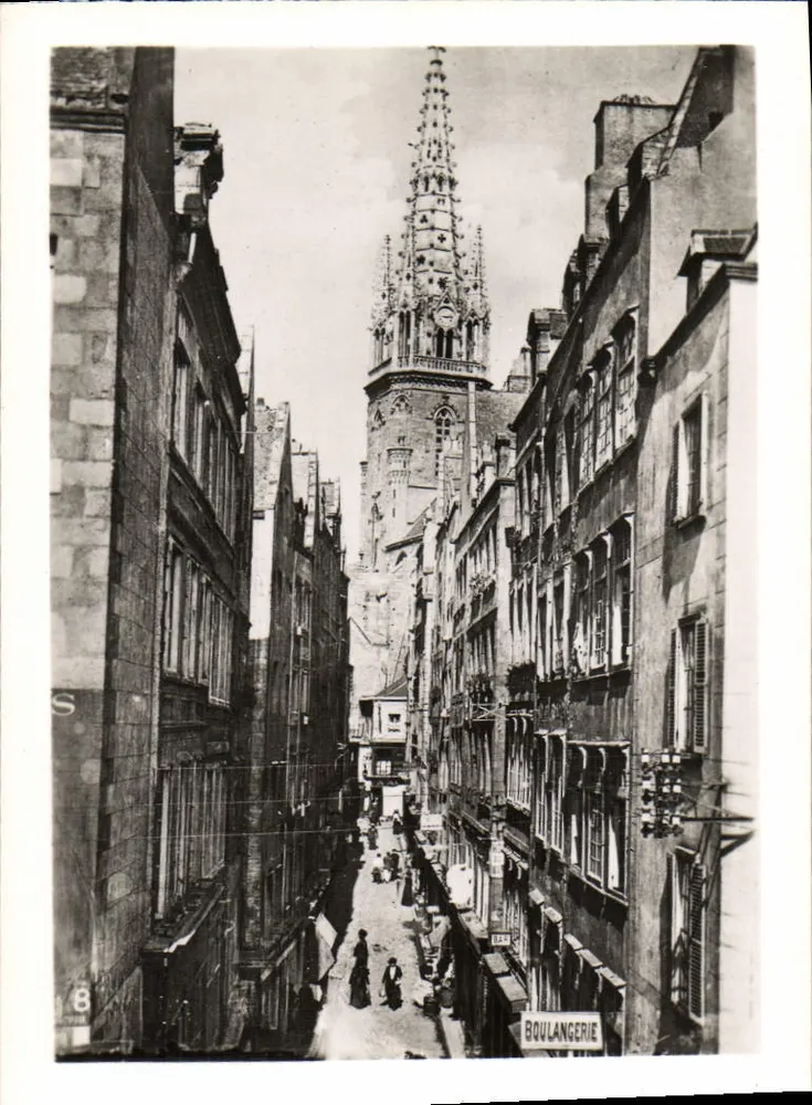 Paisagem de rua com igreja — Rua estreita cercada por edifícios antigos — Editor desconhecido, n° de série 8 visível - Frente