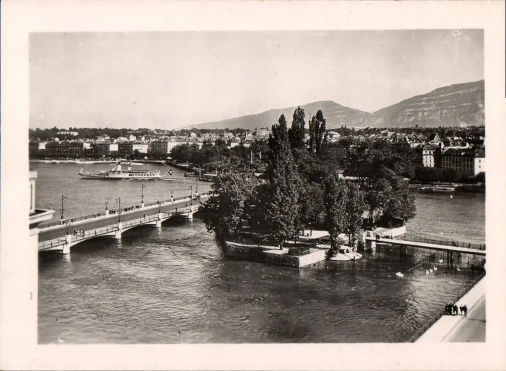 Genebra - A Ilha Rousseau e o Ponte do Mont Blanc - Frente