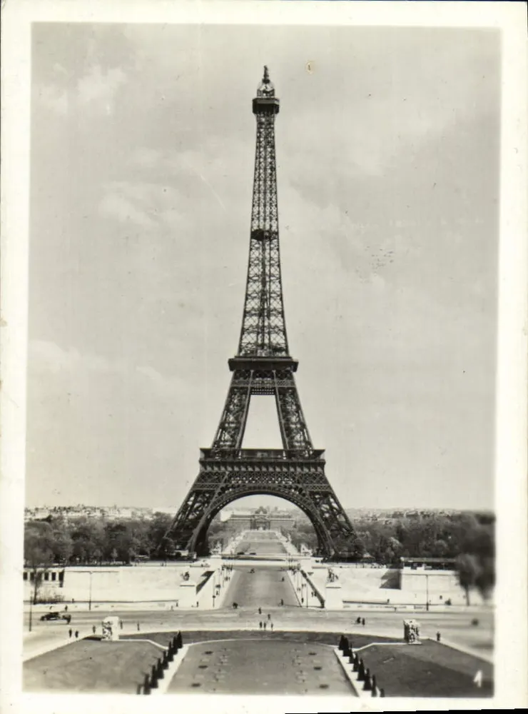Paris — A Torre Eiffel - Frente