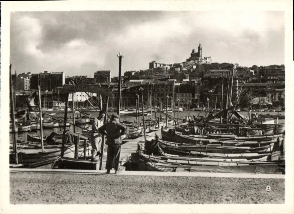 Porto de Marselha — vista do Vieux-Port com o castelo Saint-Nicolas no fundo — série 8 - Frente