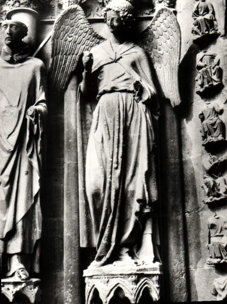 Reims — Kathedrale Notre-Dame, Nordportal: Ein Engel - Vorderseite