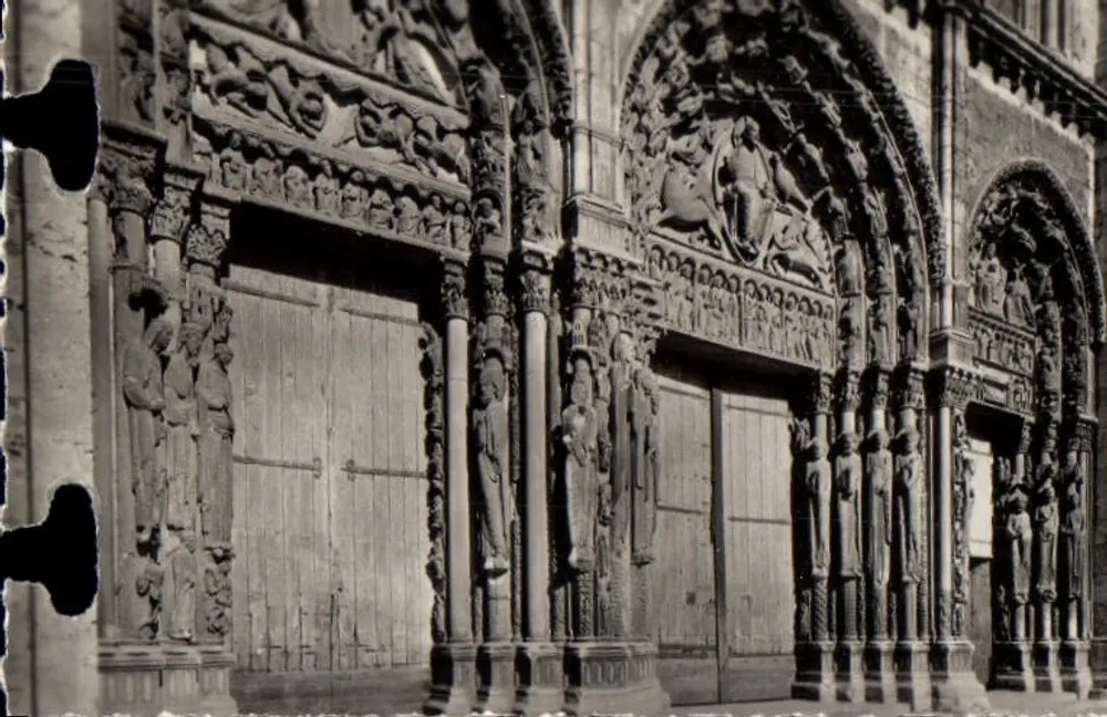 A Catedral de Chartres — O Portal Real (século XII) - Frente