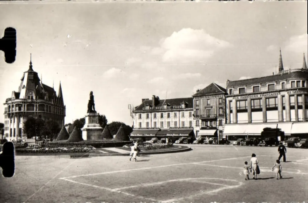 Chartres — Place des Epars: die Statue von Marceau und das Postgebäude - Vorderseite