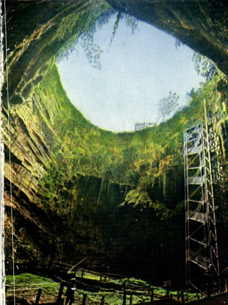 Vue du bas du gouffre — 100 m de pourtour - 35 m de diamètre - 75 m de profondeur à ciel ouvert - Frente