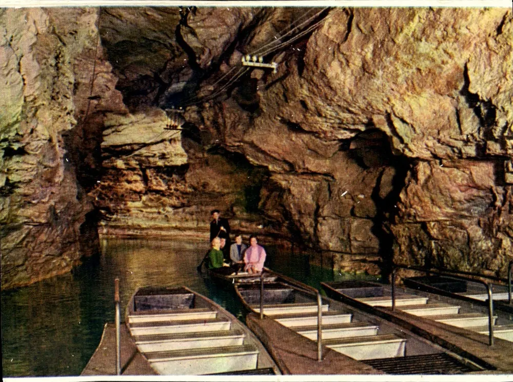 Porto subterrâneo — Gruta com embarcações - Frente