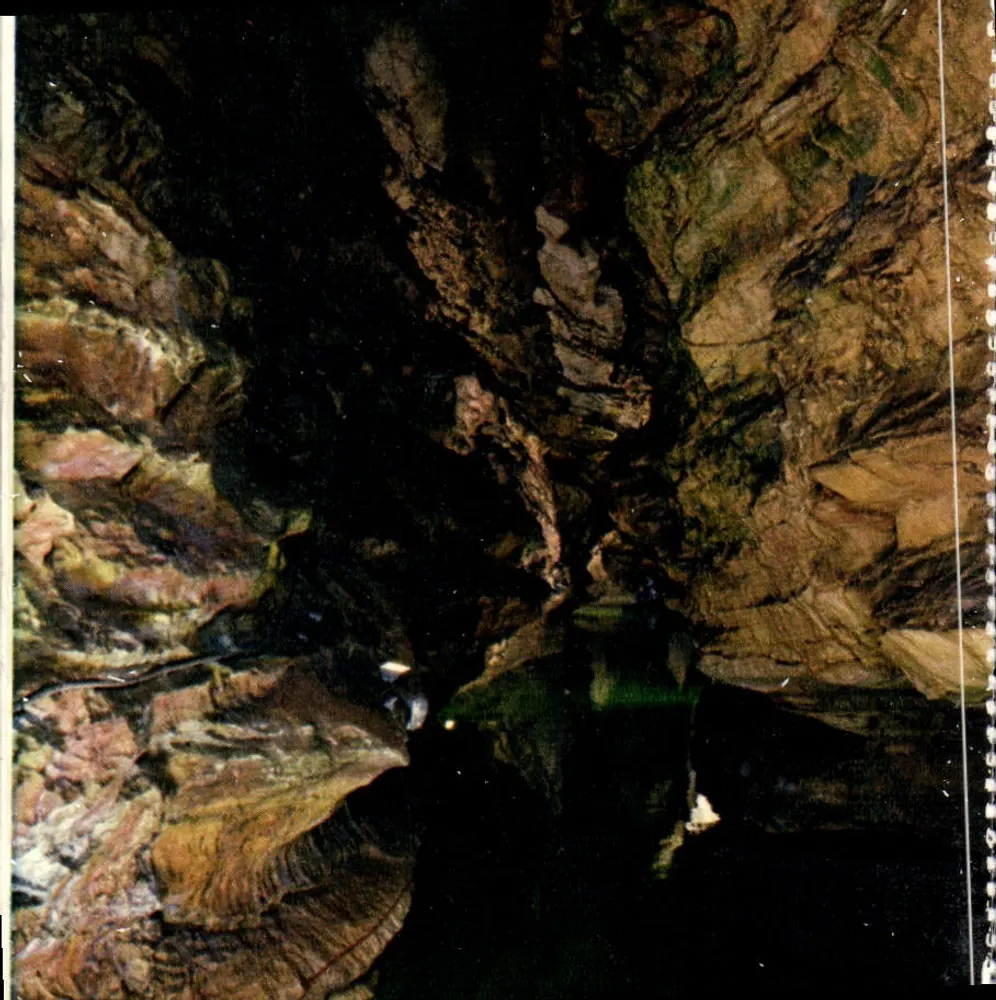 Gruta — vista interior com lago — A rio plana - Frente