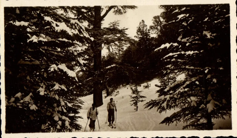 Ifrane unter Schnee — Skifahrer am Mischliffen - Vorderseite