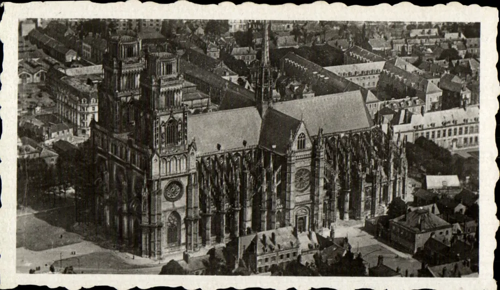 Orléans — Ansicht der Kathedrale vom Flugzeug aus - Vorderseite