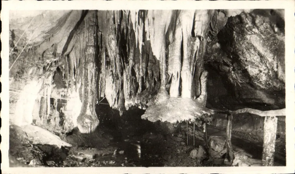 Die Pyrenäen — 30 — Die Höhlen von Bétharram — Fragment einer Gewölbe in den unteren Höhlen - Vorderseite
