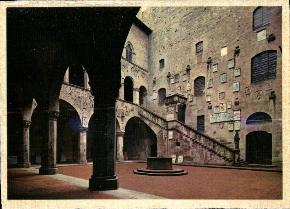 Cour do Palazzo del Podestà em Florença — vista interna com escada e poço — editor - Frente