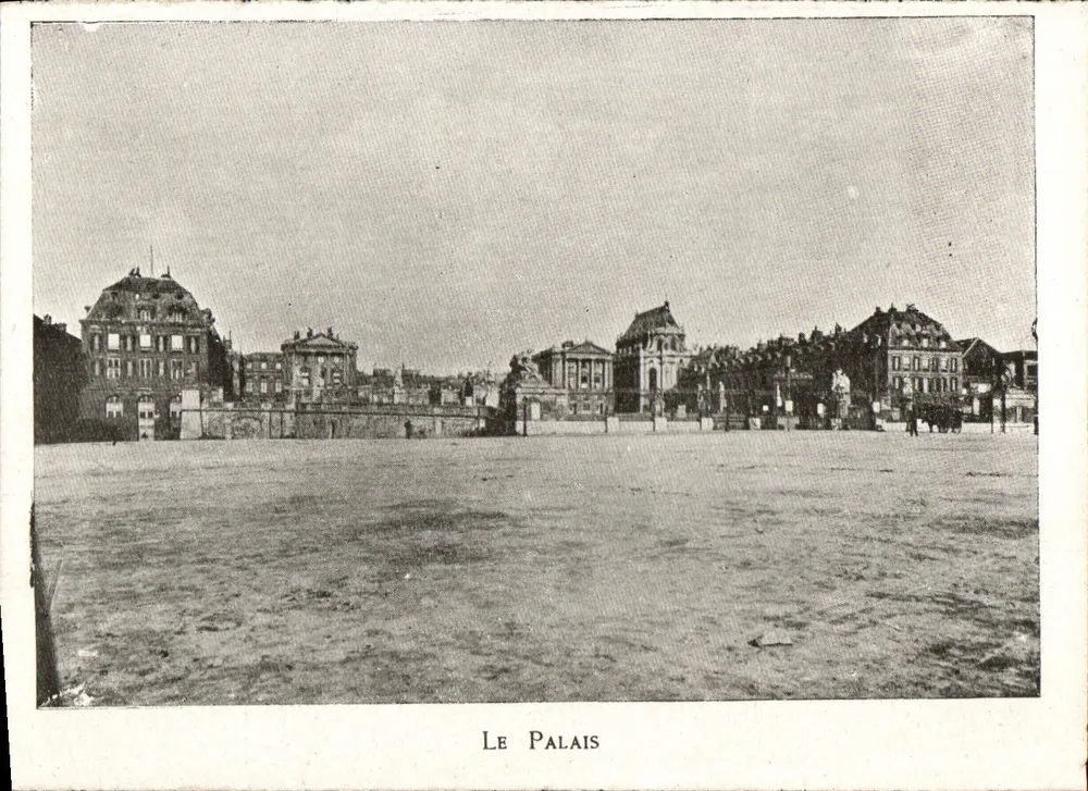 Le Palais — vue panoramique du palais et de la place — éditeur non visible - Frente