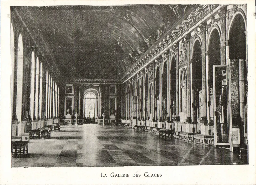 La Galerie des Glaces — intérieur somptueux avec plafond peint et colonnes — éditeur non visible - Frente