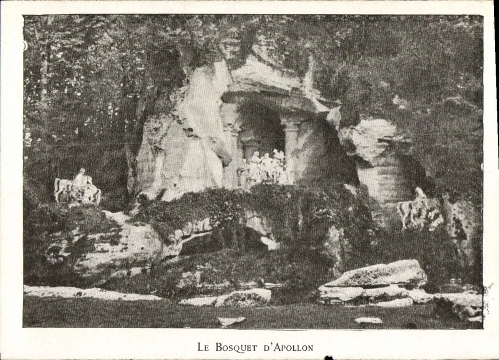 Le Bosquet d'Apollon — grotte sculptée avec statues dans un parc — éditeur non visible - Awers
