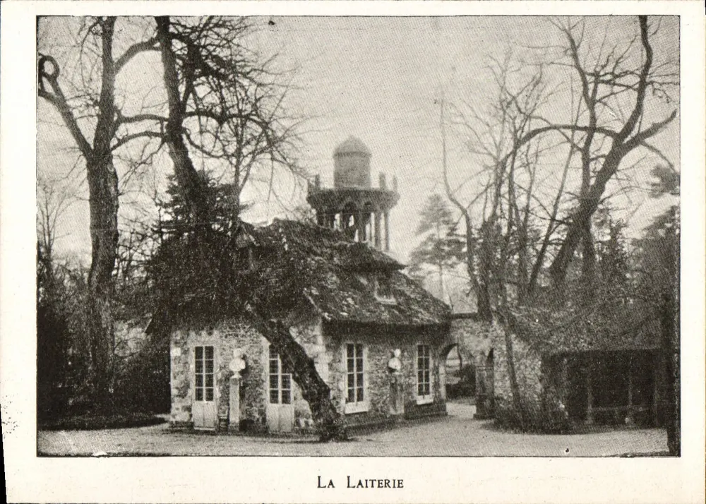 La Laiterie — bâtiment en pierre avec toit en tuiles et tour d'eau en arrière-plan — éditeur non visible - Awers