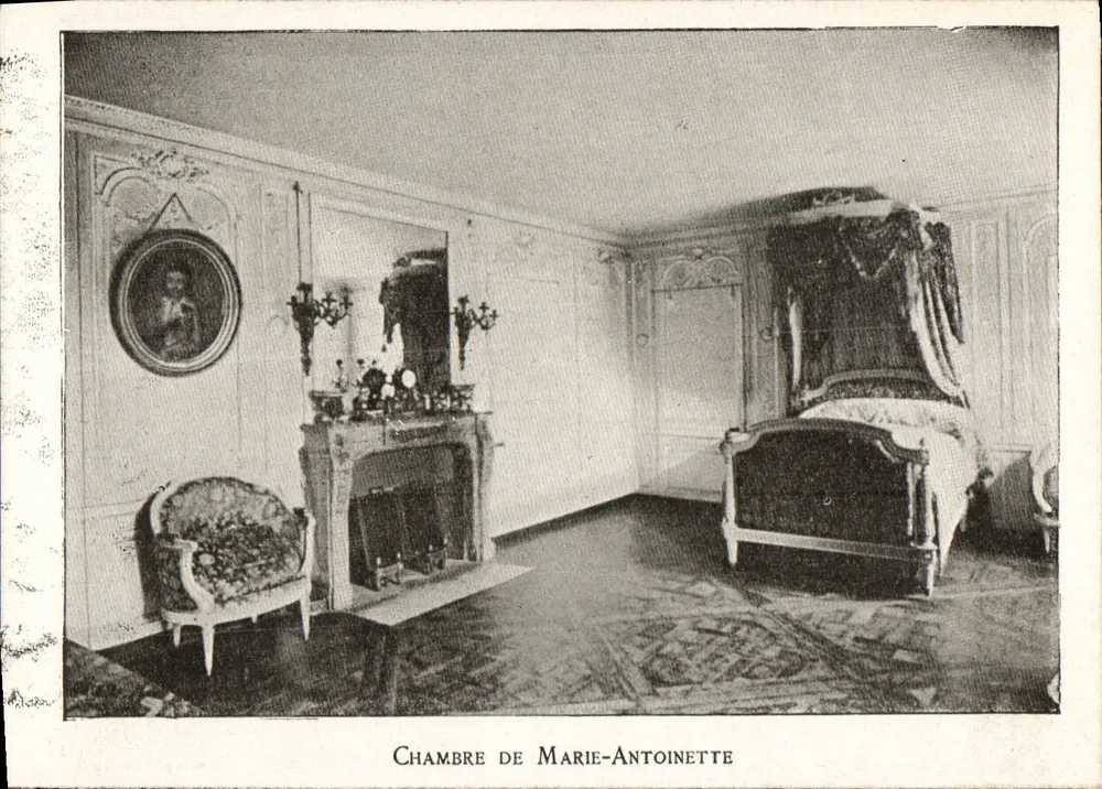 Chambre de Marie-Antoinette — intérieur avec lit à baldaquin et cheminée — éditeur impr. sur la carte - Frente