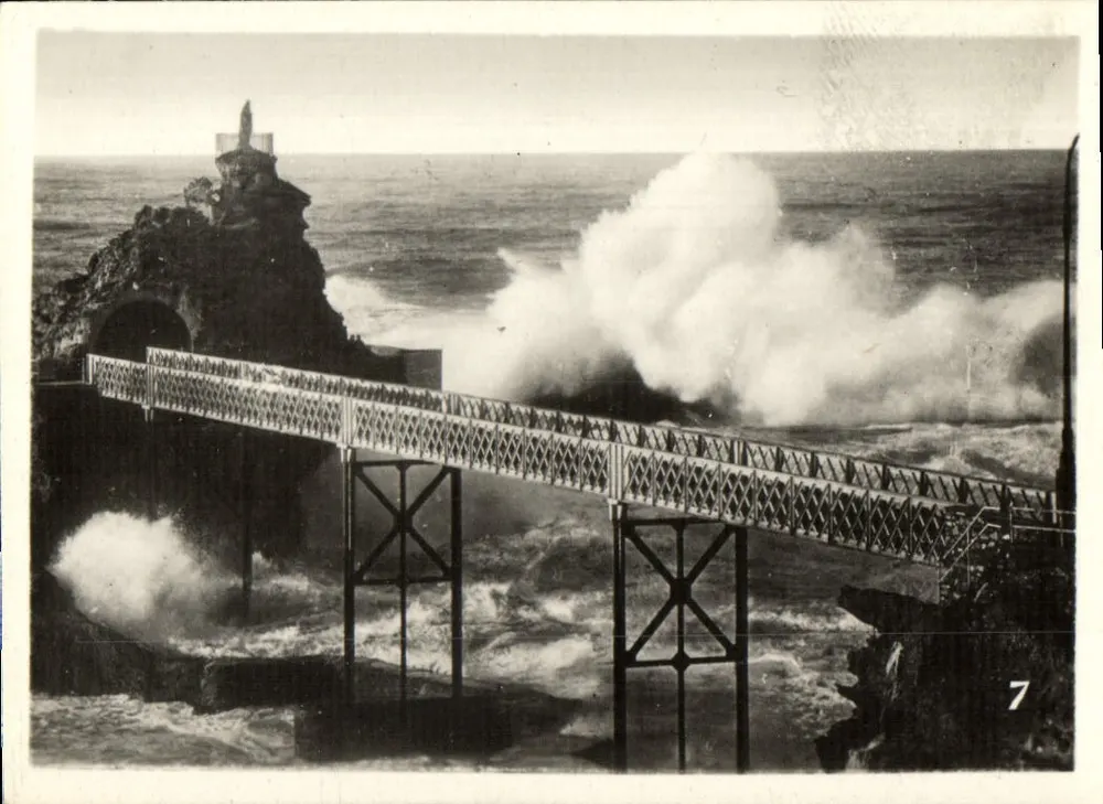 Ponte metálico sobre falésia — ondas quebrando — série n°7 - Frente