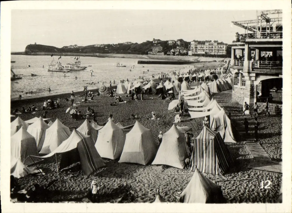 Praia de Biarritz — banhos de mar e tendas — série 12 - Frente