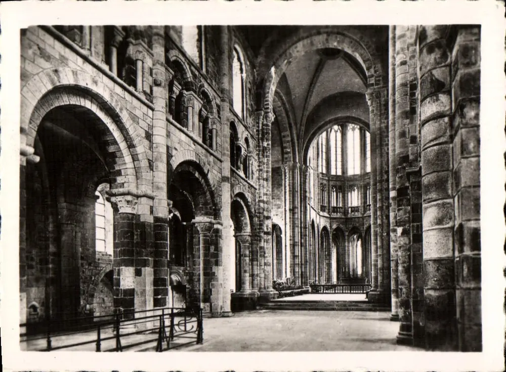 Mont Saint-Michel — Abtei - Romanische Träger - Vorderseite