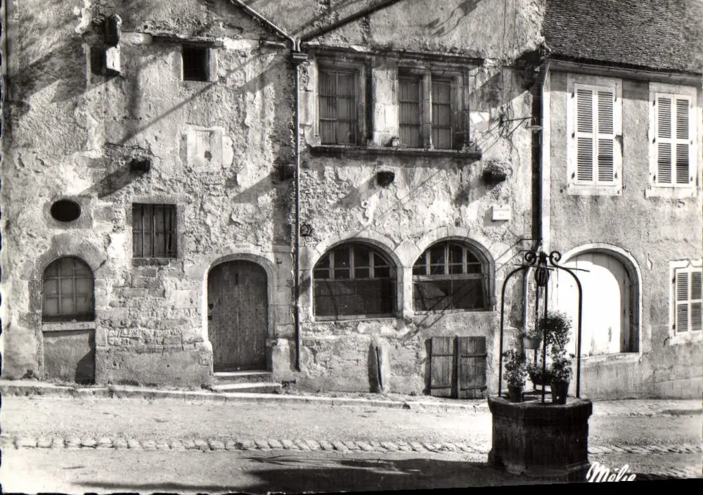 Vézelay (Yonne) — A Casa das Pombas (século XV) — n°451 - Frente