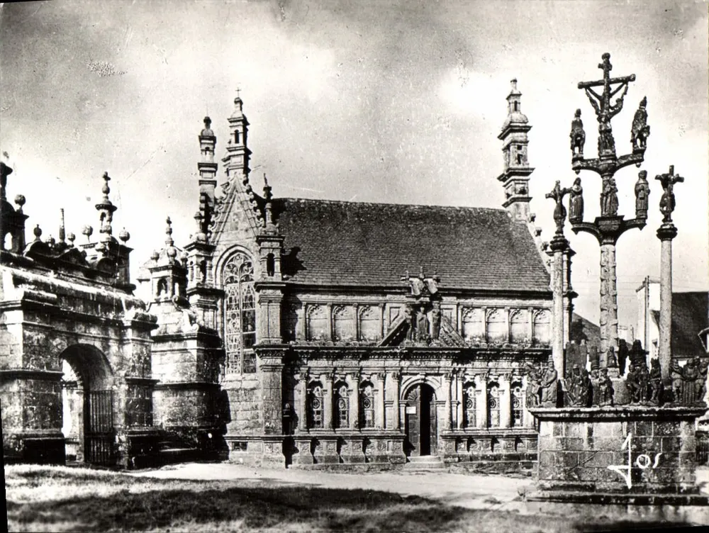 Saint-Thégonnec — Der Calvarienberg, das Ossarium und der Triumphbogen - Vorderseite