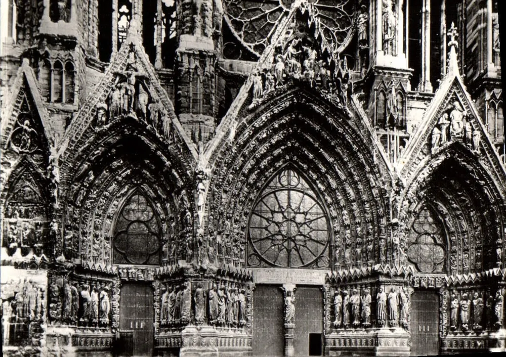 Reims — Ansicht der Kathedrale Notre-Dame, Portale der Westfassade - Vorderseite