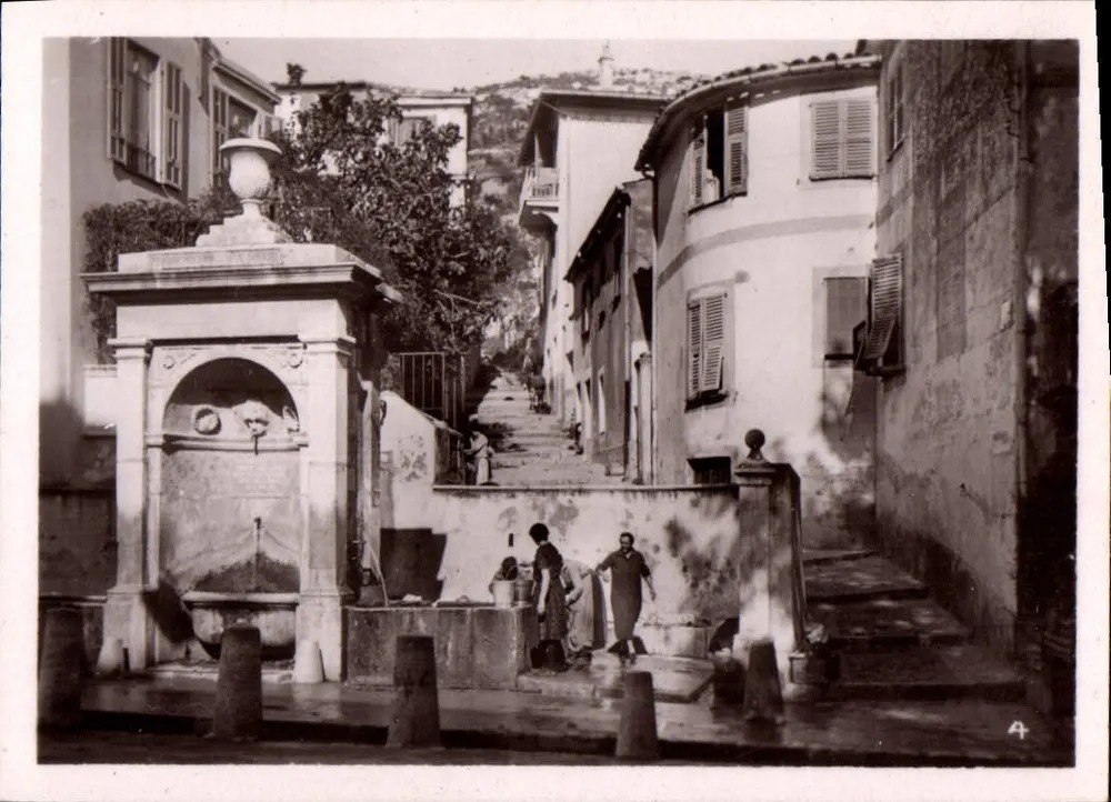 Fonte pública — rua estreita com habitantes — n°4 - Frente