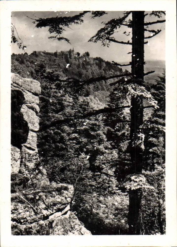 Mont Sainte-Odile — Der Panoramafelsen mit Blick auf das Kloster - Vorderseite