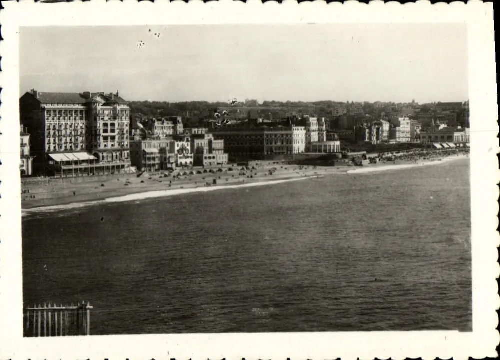 Vista da praia e dos edifícios de Deauville — número de série ilegível - Frente