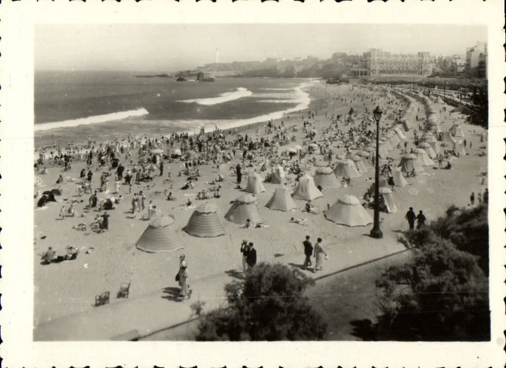 Praia animada — guarda-sóis cónicos - Frente