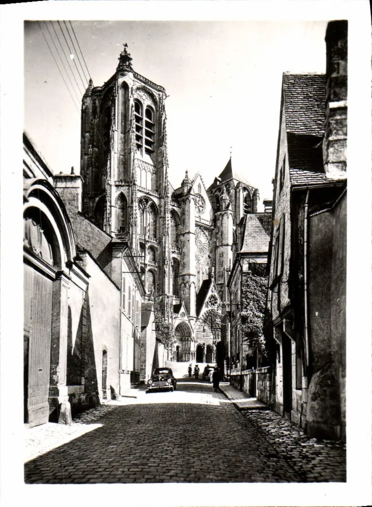 Bourges — Kathedrale Saint Étienne aus der Rue Porte Jaune — Éditions de Luxe « Estel » n°7008 - Vorderseite
