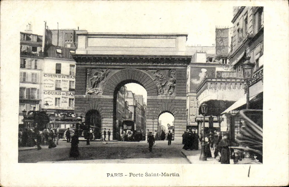 PARIS - Porta Saint-Martin — vista da arco monumental com detalhes arquitetônicos e lojas comerciais — editor não identificado - Frente