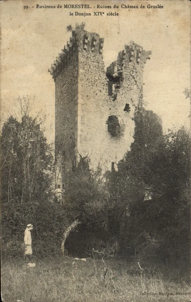 Umfeld von MORESTEL - Ruinen des Schlosses Groslée - der Bergfried 14. Jahrhundert - Vorderseite