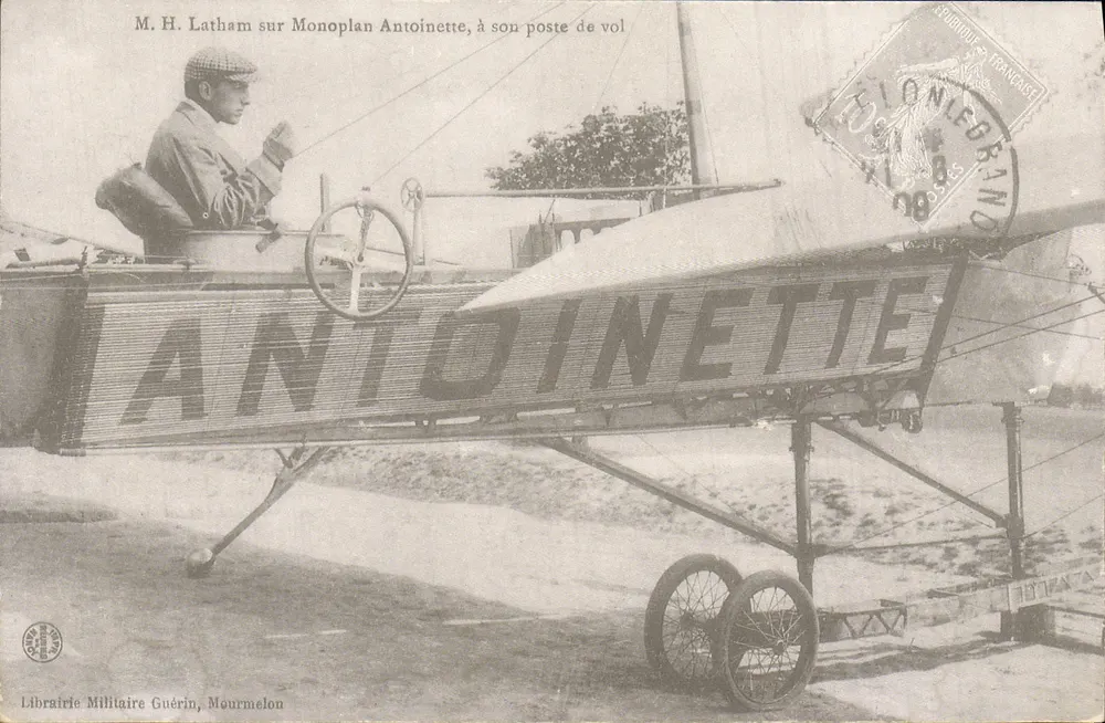 Herr M. H. Latham auf dem Monoplan Antoinette, am Flugplatz — Militär-Buchhandlung Guérin, Mourmelon - Vorderseite