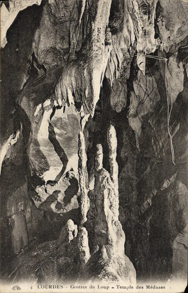 Lourdes - Grottes du Loup - Temple des Méduses — éditeur imprimeur non visible, n° de série 4 - Vorderseite
