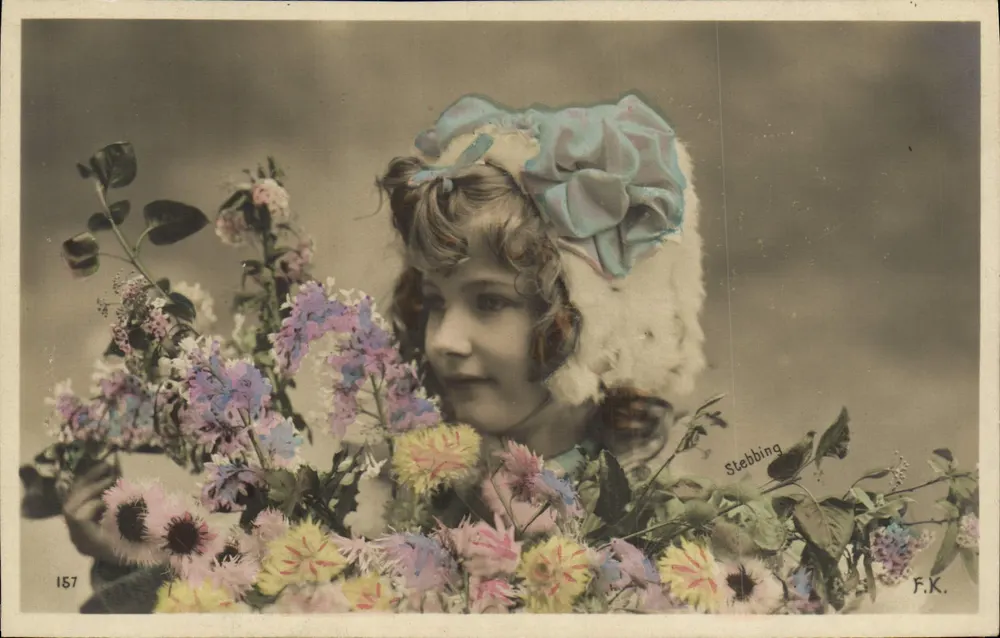 Menina entre flores — editor Stebbing, n° 157 - Frente