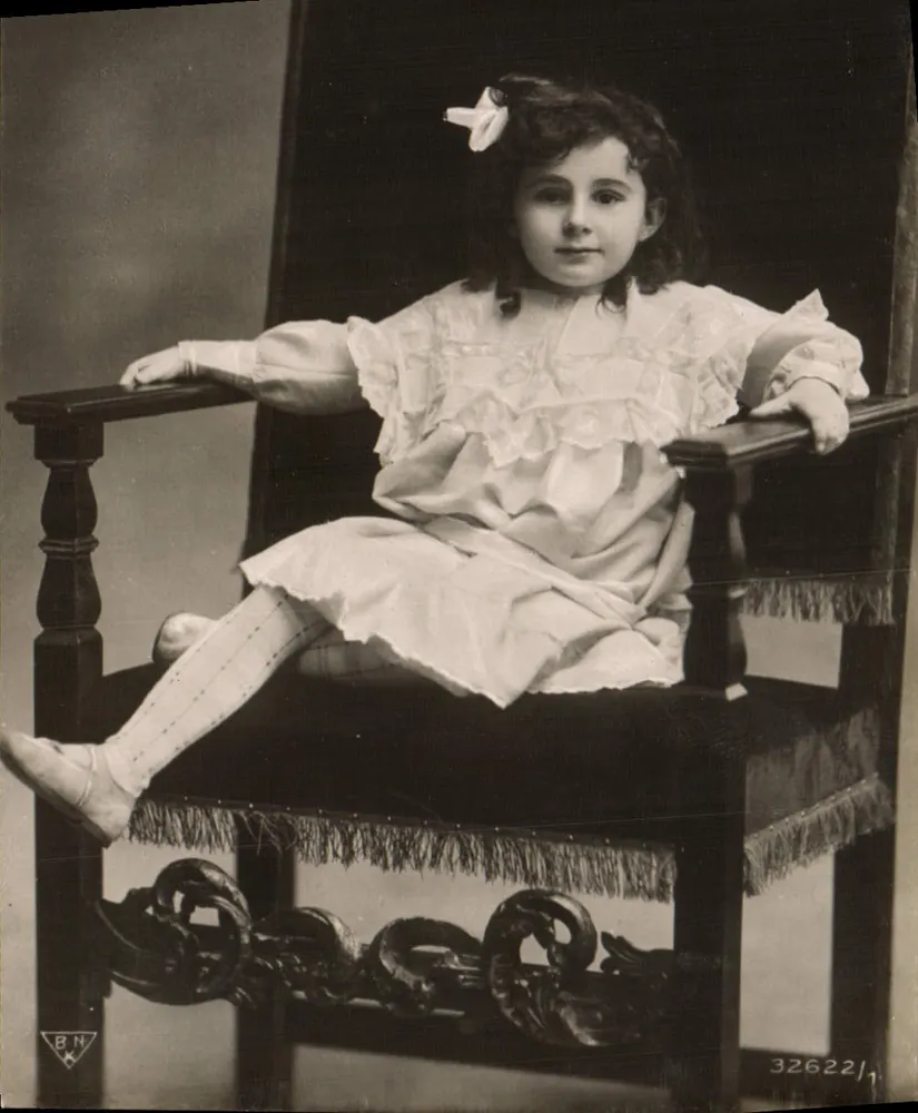 Menina pequena com vestido branco — estúdio fotográfico — B.N. n° 326221 - Frente