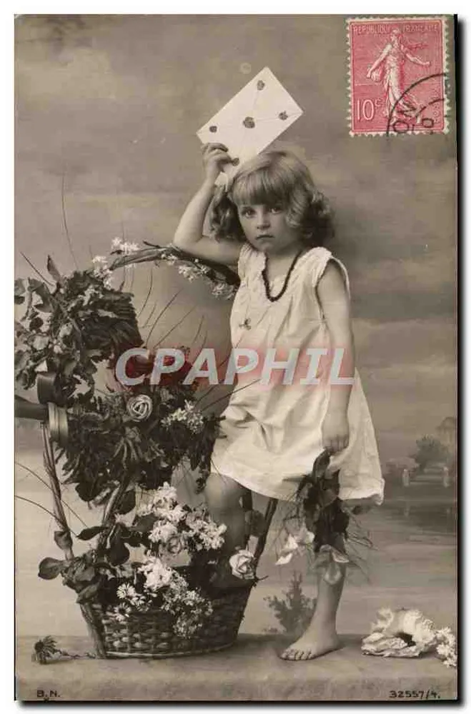 Menina pequena com um cesto de flores — B.N. 32557/4 — editor B.N. - Frente