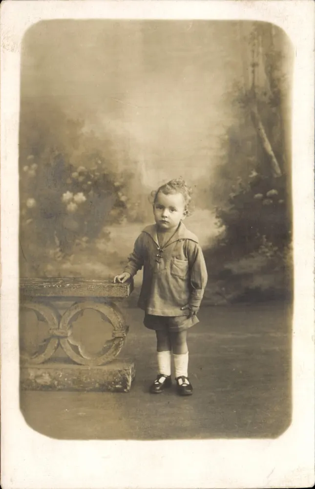 Criança vestindo traje de marinheiro — estúdio fotográfico — L. Hébert, 388, rue de Normandie, Le Havre - Frente