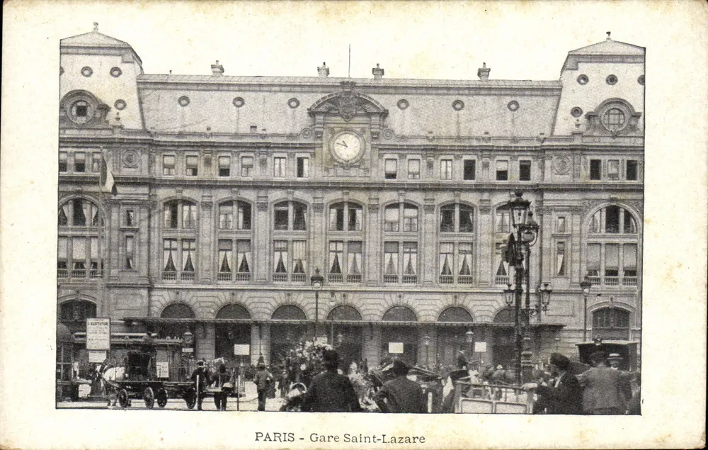 PARIS - Estação Saint-Lazare — vista do edifício com relógio e circulação — editor não visível - Frente