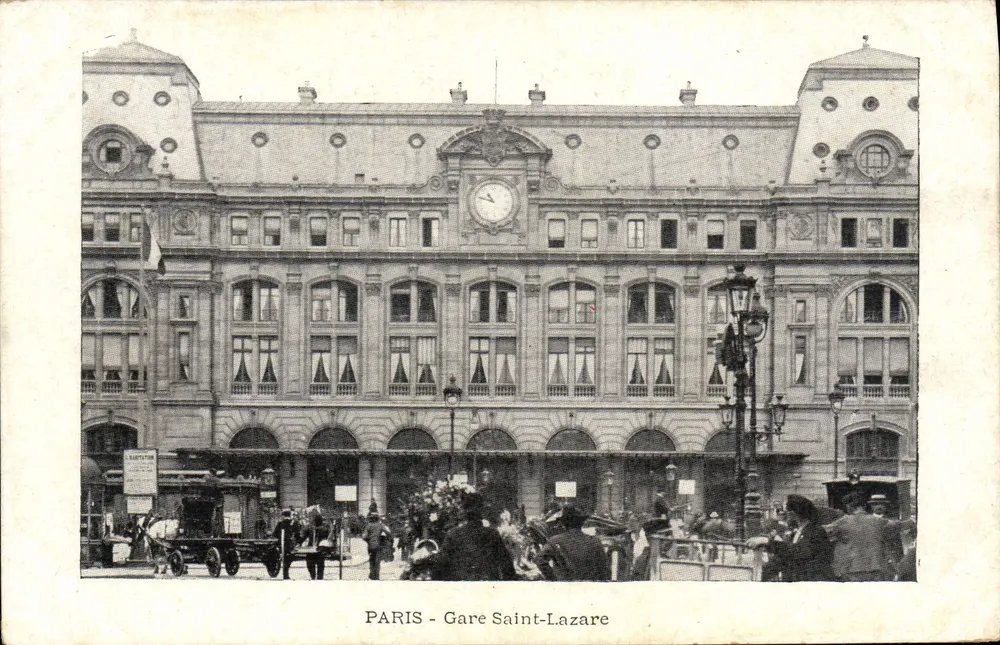 PARIS - Gare Saint-Lazare — vista do edifício com relógio e passagem de fiacres — editor não visível - Frente