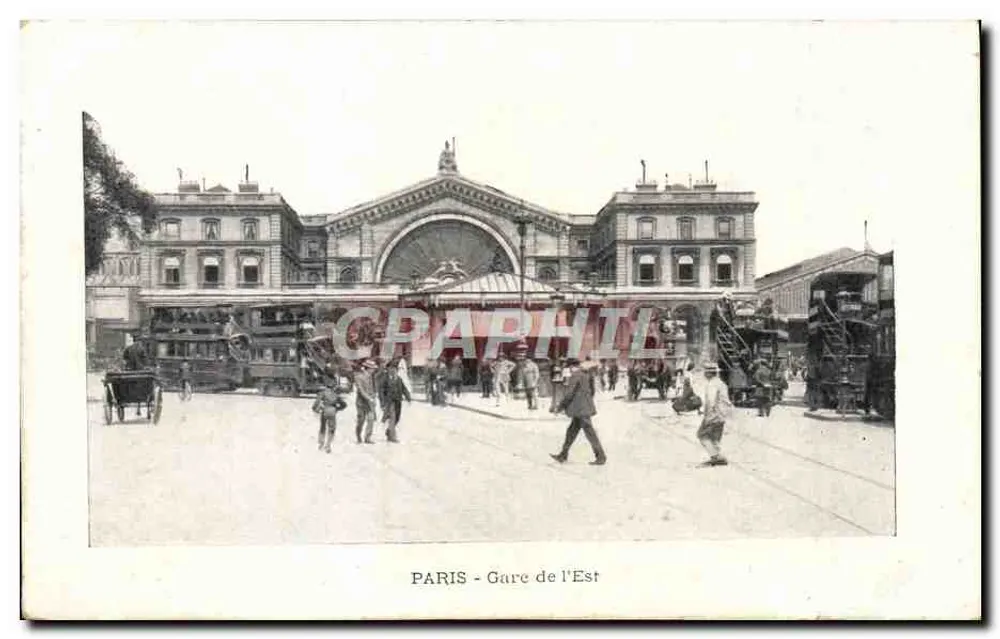 PARIS - Estação de Paris-Est — vista da estação com pedestres e veículos — editor não visível - Frente