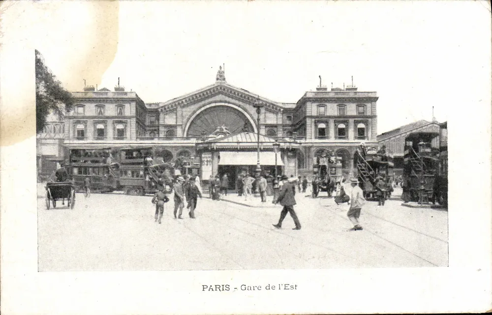 PARIS - Estação da Leste — vista da estação com veículos e pedestres — editor não visível - Frente