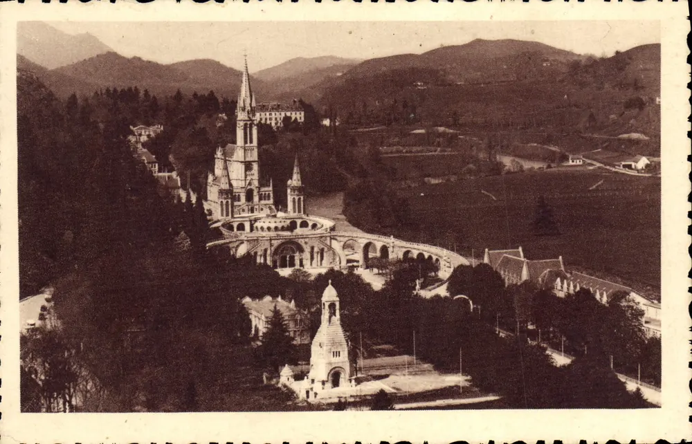 Lourdes — Die Basilika und das Interalliierte Denkmal vom Schloss aus gesehen — Edition P. Doucer Lourdes - Vorderseite