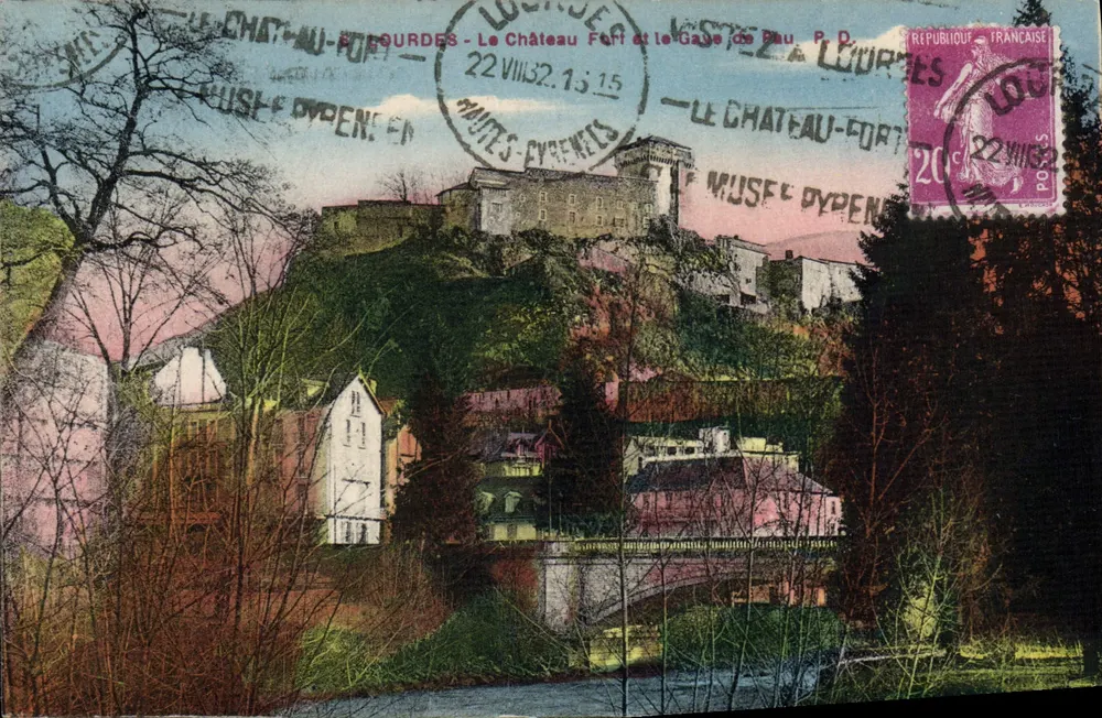 Das Schloss und der Gave de Pau in Lourdes — Saintes-Pyrénées — Verlag nicht sichtbar - Vorderseite