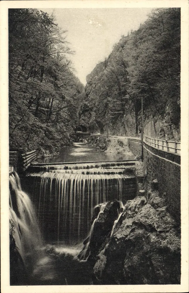 A Cascata de Fourvoire — Em Chartreuse — Série 3353, editor Serr. Comercial Monuments Historiques - Frente