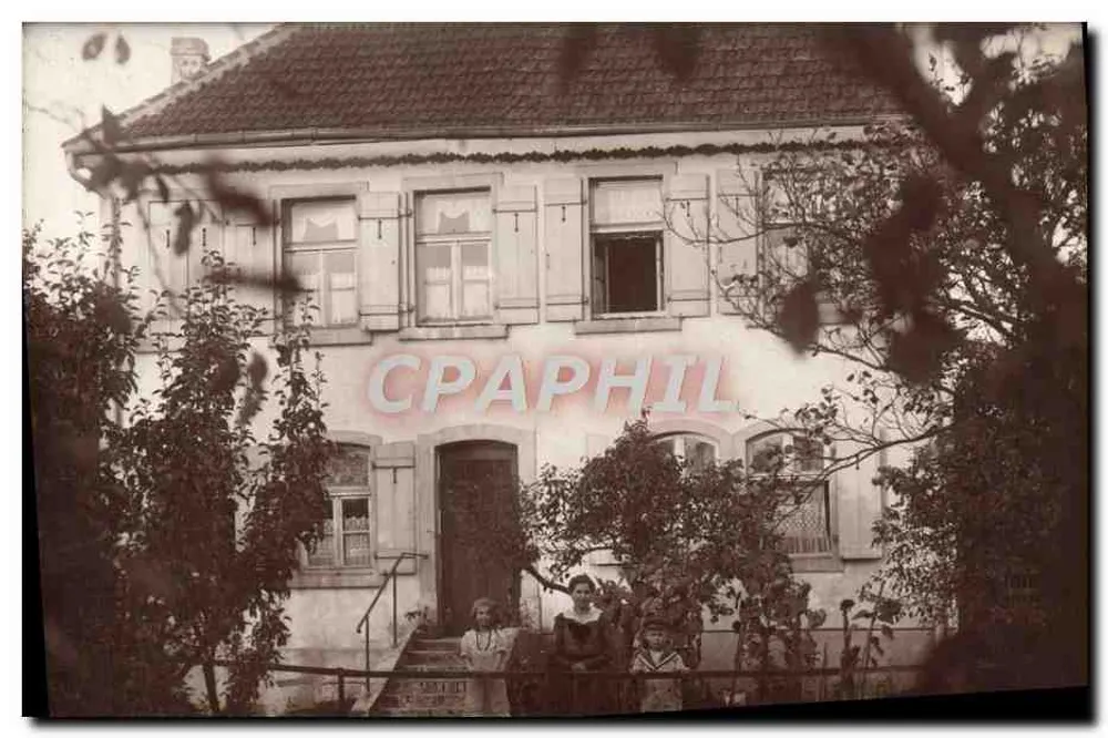 Família diante de uma casa — número de série 66/11tt - Frente